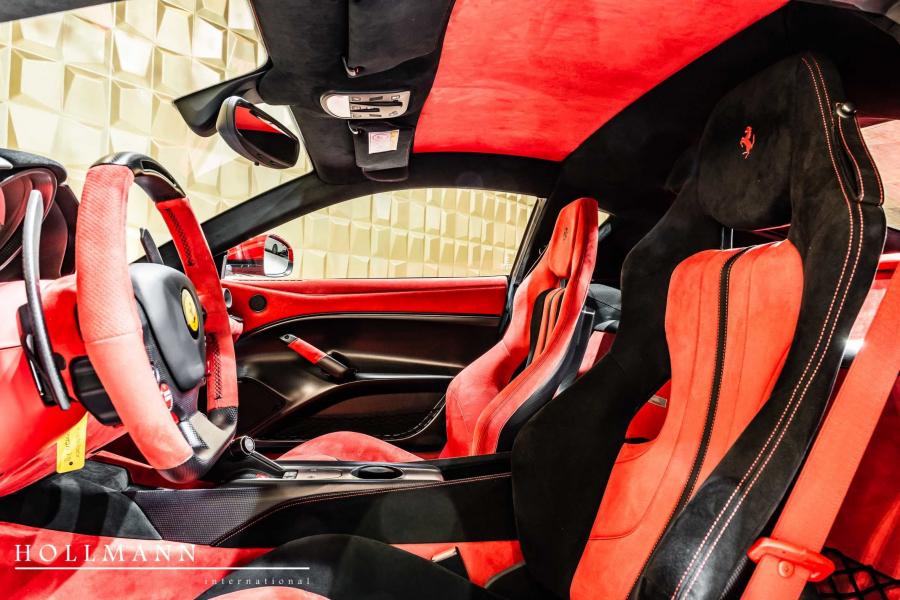 Интерьер Ferrari F12tdf 2015 года  (фото 16 из 28)